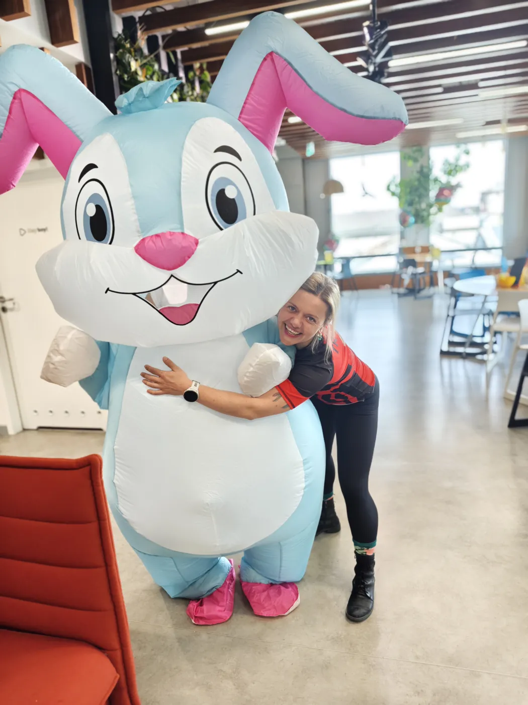 Animatorka przytulająca maskotkę króliczka podczas eventu